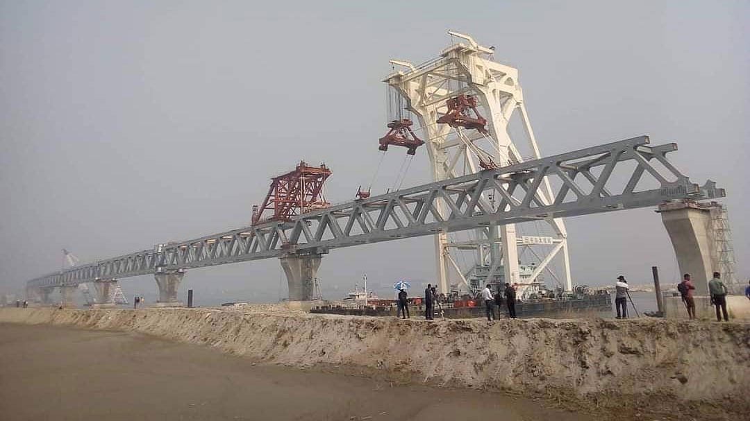 পদ্মা সেতুর ১৭ ও ১৮ নম্বর পিয়ারের ওপর আজ বুধবার বসানো হয়েছে স্প্যান। ছবি: সংগৃহীত