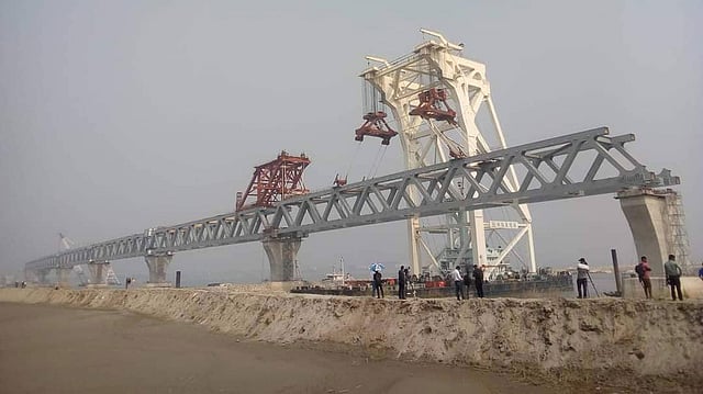 পদ্মা সেতুর ১৭ ও ১৮ নম্বর পিয়ারের ওপর আজ বুধবার বসানো হয়েছে স্প্যান। ছবি: সংগৃহীত