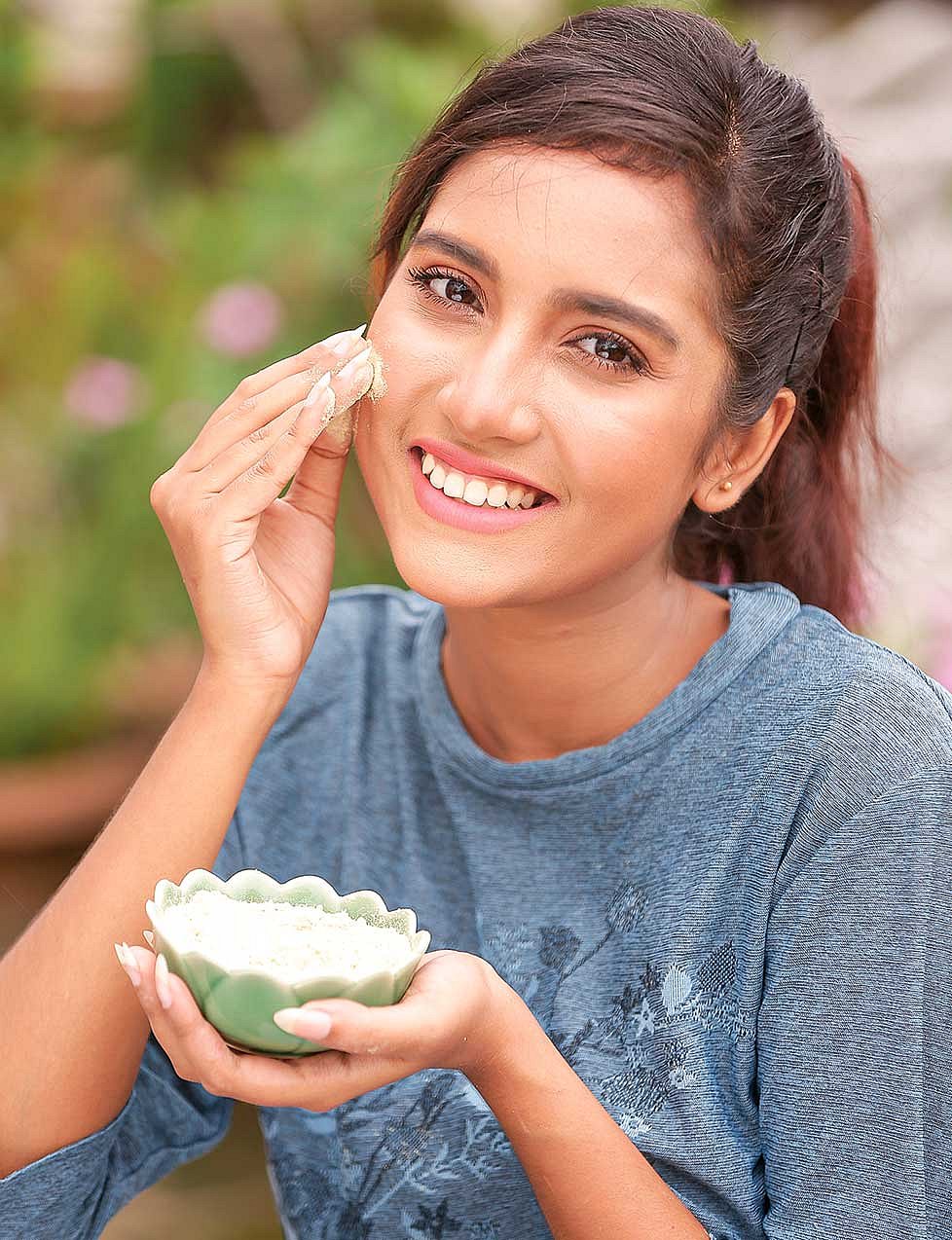 ময়েশ্চরাইজার শীতে ত্বকের শুষ্কতা দূর করবে। মডেল: মৌসুম, ছবি: অধুনা