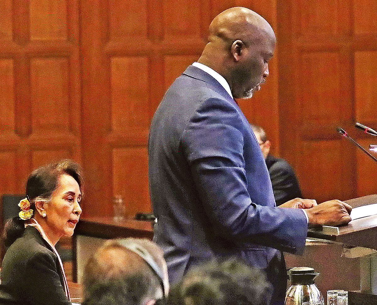 আদালতে মিয়ানমারের বিরুদ্ধে রোহিঙ্গা গণহত্যার অভিযোগ উপস্থাপন করেন গাম্বিয়ার বিচারমন্ত্রী আবুবকর মারি তামবাদু। পাশে মিয়ানমারের স্টেট কাউন্সেলর অং সান সু চি। গতকাল নেদারল্যান্ডসের দ্য হেগে পিস প্যালেসে আন্তর্জাতিক বিচার আদালতে। ছবি: রয়টার্স