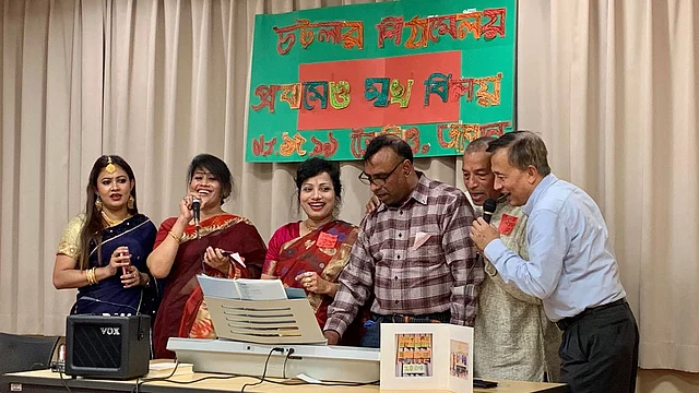 নবান্ন উৎসবে সমবেত সংগীত পরিবেশনা