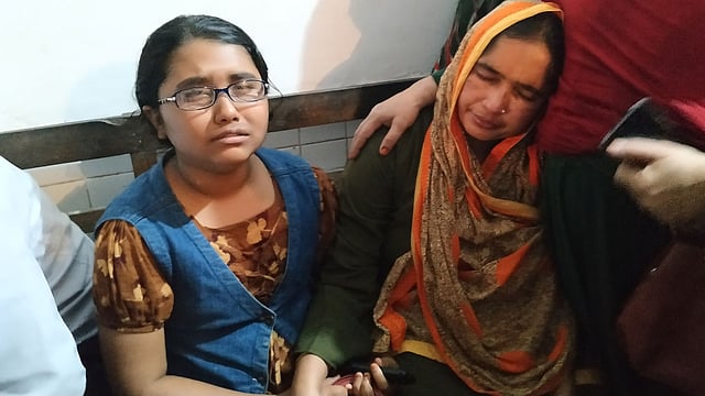 হত্যাকাণ্ডের খবর শুনে বাকরুদ্ধ হয়ে পড়েন মেহেদীর মা বিউটি বেগম ও ছোট বোন তাছলিমা আক্তার। রাত সাড়ে আটটা, নরসিংদী জেলা হাসপাতাল, ১১ ডিসেম্বর। ছবি: প্রথম আলো