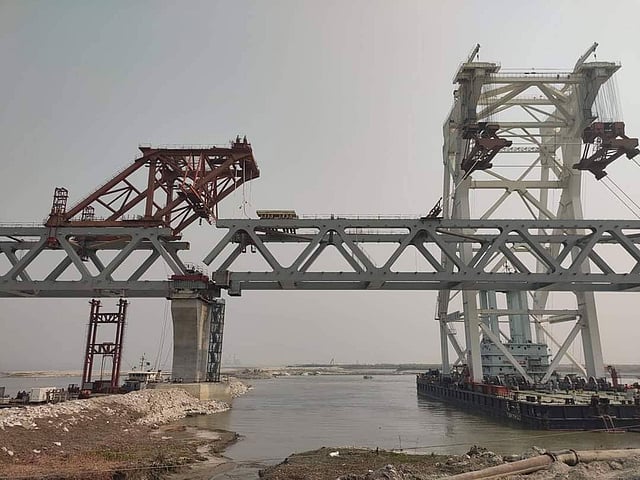 পদ্মা সেতুর ১৭ ও ১৮ নম্বর পিয়ারের ওপর আজ বুধবার বসানো হয়েছে স্প্যান। ছবি: সংগৃহীত