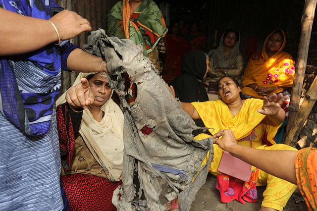 ইম পেট অ্যান্ড প্লাস্টিক ইন্ডাস্ট্রিজ লিমিটেডে গতকাল (১১ ডিসেম্বর) বিকেলে আগুন লাগে। দগ্ধ হয়ে মারা যাওয়া দুই ভাই আলম ও রাজ্জাকের স্বজনদের আহাজারি। হিজলতলা, চুনকুটিয়া, দক্ষিণ কেরানীগঞ্জ, ঢাকা। ছবি: জাহিদুল করিম