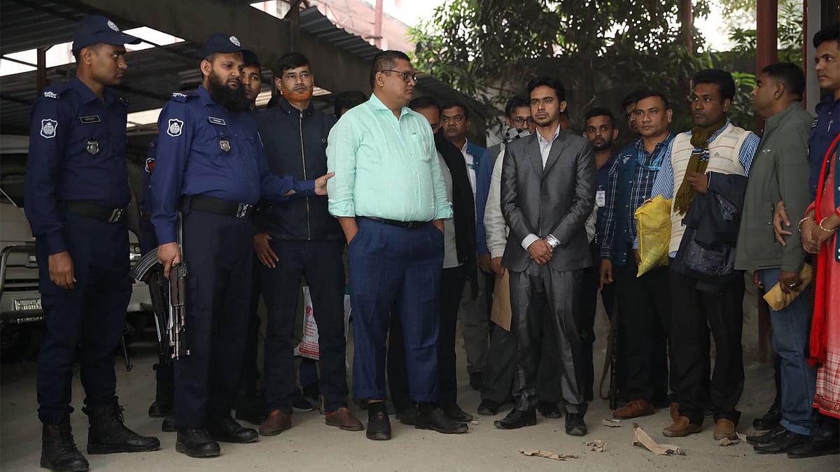 বালিশ–কাণ্ডের সঙ্গে জড়িত ১৩ জনকে দুদক কার্যালয় থেকে আদালতে নেওয়া হয়। সেগুনবাগিচা, ঢাকা, ১২ ডিসেম্বর। ছবি: আবদুস সালাম