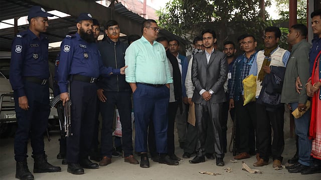 বালিশ–কাণ্ডের সঙ্গে জড়িত ১৩ জনকে দুদক কার্যালয় থেকে আদালতে নেওয়া হয়। সেগুনবাগিচা, ঢাকা, ১২ ডিসেম্বর। ছবি: আবদুস সালাম