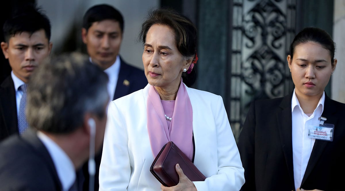 তৃতীয় দিনের শুনানির প্রথম অধিবেশন শেষে নেদারল্যান্ডসের দ্য হেগের আন্তর্জাতিক বিচার আদালত (আইসিজে) থেকে বের হচ্ছেন মিয়ানমারের স্টেট কাউন্সেলর অং সান সু চি। দ্য হেগ, নেদারল্যান্ডস, ১২ ডিসেম্বর। ছবি: রয়টার্স