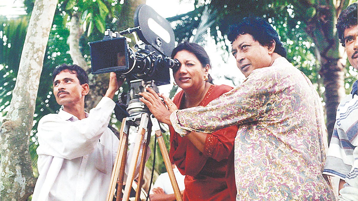 ক্যামেরায় চোখ রেখেছেন কবরী, পাশে দাঁড়িয়ে প্রয়াত চিত্রগ্রাহক মাহফুজুর রহমান খান (ডানে)। ছবি: সংগৃহীত