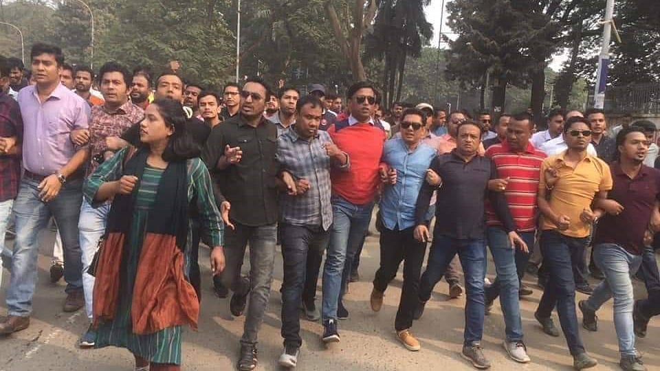 আপিল বিভাগ খালেদা জিয়ার জামিন আবেদন খারিজ করে দেওয়ার পর রাজধানীর কেন্দ্রীয় শহীদ মিনার থেকে তাৎক্ষণিক বিক্ষোভ মিছিল বের করে ছাত্রদল। বিশ্ববিদ্যালয়ের সলিমুল্লাহ মুসলিম হলের সামনে গিয়ে মিছিলটি শেষ হয়। ছবি: প্রথম আলো