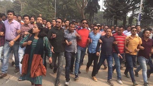 আপিল বিভাগ খালেদা জিয়ার জামিন আবেদন খারিজ করে দেওয়ার পর রাজধানীর কেন্দ্রীয় শহীদ মিনার থেকে তাৎক্ষণিক বিক্ষোভ মিছিল বের করে ছাত্রদল। বিশ্ববিদ্যালয়ের সলিমুল্লাহ মুসলিম হলের সামনে গিয়ে মিছিলটি শেষ হয়। ছবি: প্রথম আলো