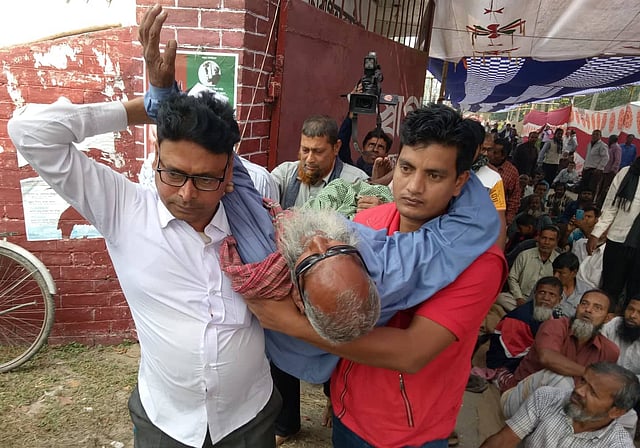রাষ্ট্রীয় মালিকানাধীন পাটকল শ্রমিকদের অনশন চলাকালে একজন শ্রমিক অসুস্থ পড়লে তাঁকে হাসপাতালে নেওয়া হয়। কাটাখালী, পবা, রাজশাহী, ১২ ডিসেম্বর। ছবি: শহীদুল ইসলাম