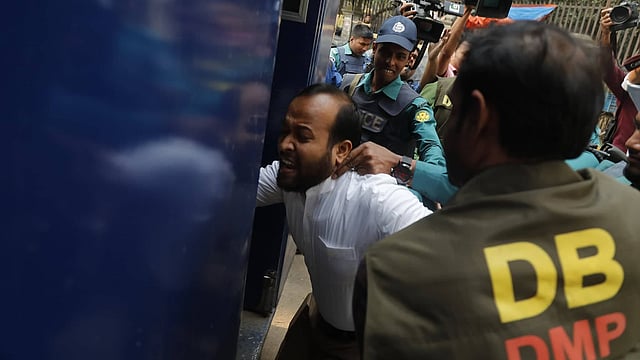 তর্কাতর্কির পর প্রিজন ভ্যানে তোলা হচ্ছে ফয়জুল্লাহকে। ছবি: সাজিদ হোসেন