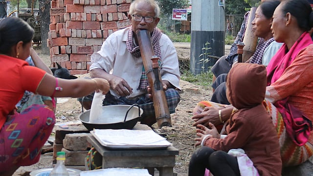 শীতের ভোরে গরম পিঠার মজাই আলাদা