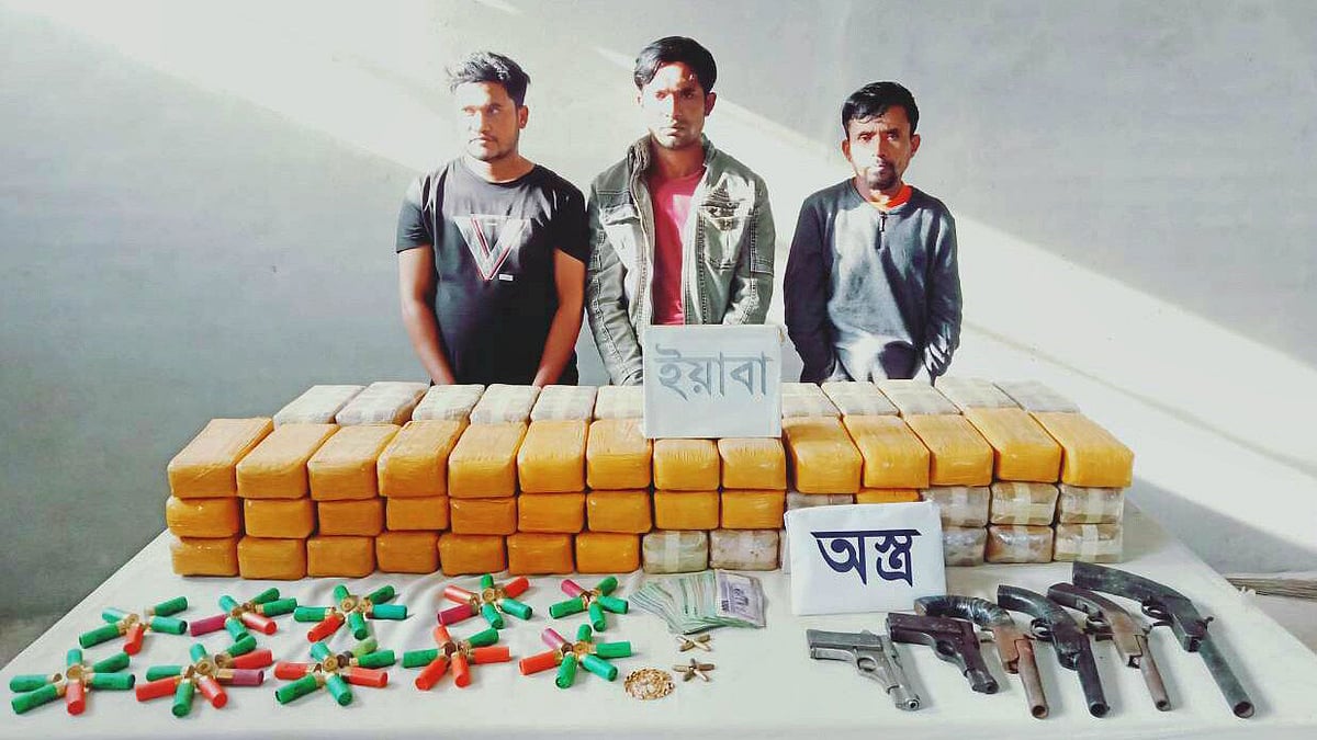 আট লাখ ইয়াবা, ছয়টি অস্ত্র সহ গ্রেপ্তার ব্যক্তিরা। ছবি: র্যাব-৭ এর সৌজন্যে