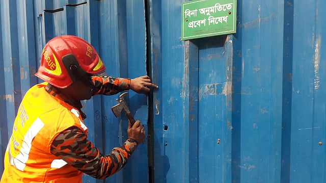 কেরানীগঞ্জের প্রাইম প্লেট অ্যান্ড প্লাস্টিক ইন্ডাস্ট্রিজ লিমিটেড নামের কারখানাটি সিলগালা করে দিয়েছে প্রশাসন। ছবি: প্রথম আলো