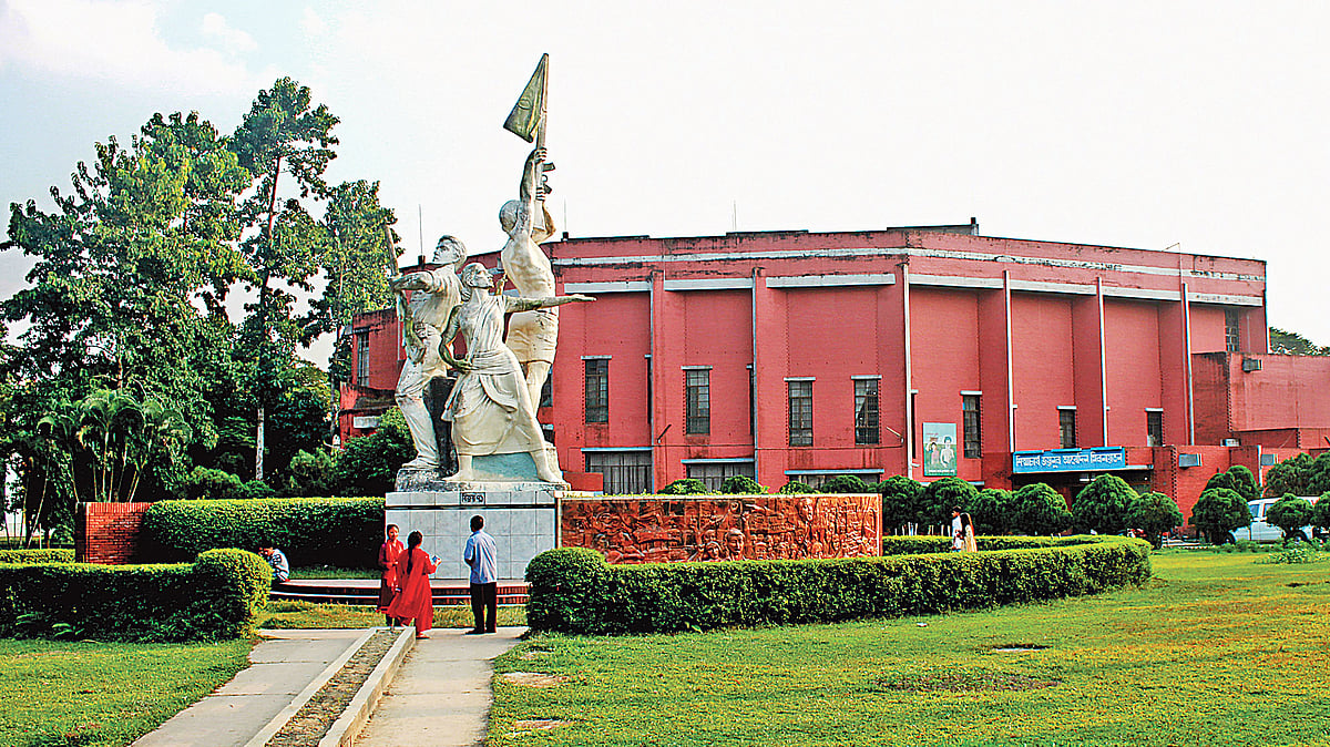 বাংলাদেশ কৃষি বিশ্ববিদ্যালয় ক্যাম্পাসে বিজয় ৭১ ও স্মৃতিস্তম্ভ। সম্প্রতি ময়মনসিংহে।  ছবি: প্রথম আলো