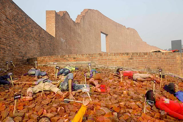 রায়েরবাজার বুদ্ধিজীবী স্মৃতিসৌধ ১৯৭১ সালের স্মৃতি নিয়ে শিশুদের অঙ্গসজ্জা। ঢাকা, ১৪ ডিসেম্বর। ছবি: তানভীর আহাম্মেদ