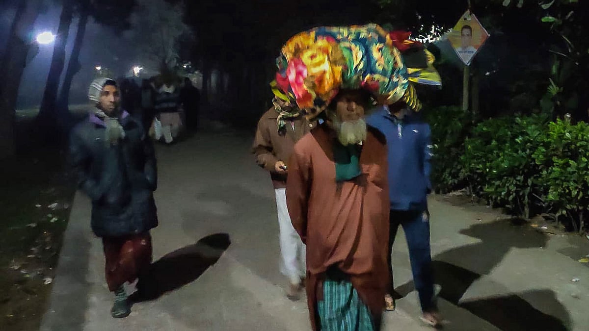 অনশন ভেঙে মন খারাপ করে গভীর রাতে বাড়ি ফিরে যাচ্ছেন পাটকলশ্রমিকেরা। প্লাটিনাম জুবিলী জুট মিলস এলাকা থেকে ছবিটি তোলা হয়েছে। ছবি: প্রথম আলো