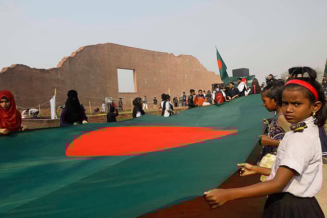 জাতীয় পতাকা হাতে শিশুরা। রায়েরবাজার বুদ্ধিজীবী স্মৃতিসৌধ, ঢাকা, ১৪ ডিসেম্বর। ছবি: তানভীর আহাম্মেদ