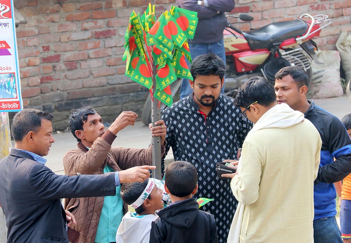 শহীদ বুদ্ধিজীবী দিবসে জাতীয় পতাকা কিনছেন অনেকেই। শংকরপুর বধ্যভূমির স্মৃতিস্তম্ভের সামনে, যশোর, ১৪ ডিসেম্বর। ছবি: এহসান-উদ-দৌলা