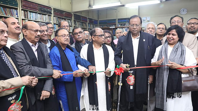 গ্রন্থাগারে ফিতা কেটে মুক্তিযুদ্ধ কর্নার উদ্বোধন করেন মেজর (অব.) শামসুল আরেফিনসহ জ্যেষ্ঠ সাংবাদিকেরা। ছবি: সাইফুল ইসলাম