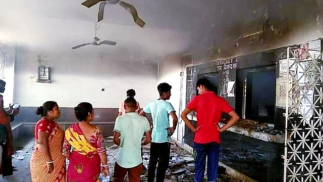 পশ্চিমবঙ্গ রাজ্যের বিভিন্ন এলাকায় সড়ক ও রেল অবরোধ, বিভিন্ন রেল ও বাসস্টেশনে হামলা, অগ্নিসংযোগ করা হয়েছে। পুড়িয়ে দেওয়া হচ্ছে ট্রেন। ছবি: ভাস্কর মুখার্জি