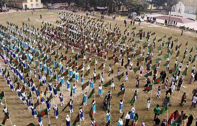 বিজয় দিবসের অনুষ্ঠানে অংশগ্রহণকারীরা