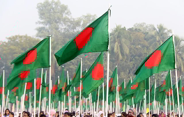 উড়ছে জাতীয় পতাকা