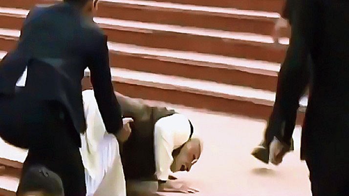 গঙ্গা পরিচ্ছন্নের কাজ পরিদর্শনে কানপুরে গিয়ে সিঁড়িতে হোঁচট খান ভারতের প্রধানমন্ত্রী নরেন্দ্র মোদি। ছবি: ভিডিও থেকে নেওয়া