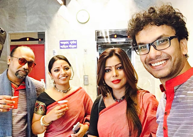 প্রথম আলোর প্রতিষ্ঠাবার্ষিকী অনুষ্ঠানে গান গেয়েছেন সজীব, প্রিয়াঙ্কা গোপ, অণিমা রায় ও পৃথ্বীরাজ। অনুষ্ঠানের ফাঁকে সবার সঙ্গে পৃথ্বীরাজের সেলফি। ছবি: ফেসবুক থেকে নেওয়া