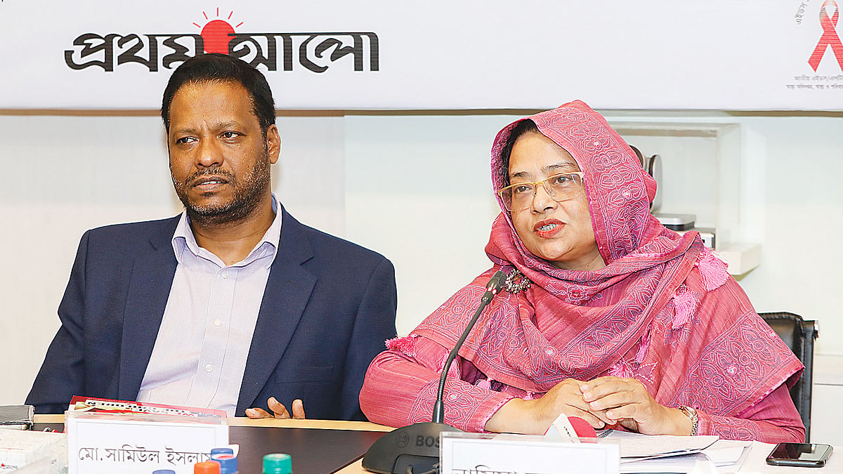 গোলটেবিলে বক্তব্য দেন স্বাস্থ্য অধিদপ্তরের অতিরিক্ত মহাপরিচালক নাসিমা সুলতানা। পাশে এইডস/এসটিডি কর্মসূচির লাইন ডিরেক্টর মো. সামিউল ইসলাম। গতকাল সকালে কারওয়ান বাজারে সিএ ভবনে।  প্রথম আলো
