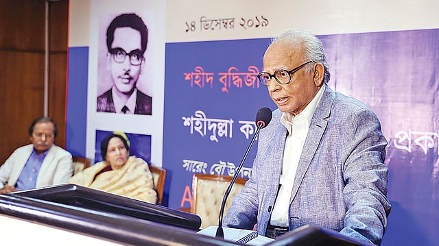 শহীদুল্লা কায়সারের সারেং বৌ উপন্যাসের ইংরেজি সংস্করণের প্রকাশনা অনুষ্ঠানে বক্তব্য দেন কথাশিল্পী হাসনাত আবদুল হাই। পাশে পান্না কায়সার ও অধ্যাপক সৈয়দ মনজুরুল ইসলাম। বইটি প্রকাশ করেছে প্রথমা প্রকাশন। গতকাল বিকেলে প্যান প্যাসিফিক সোনারগাঁও হোটেলে।  ছবি: প্রথম আলো