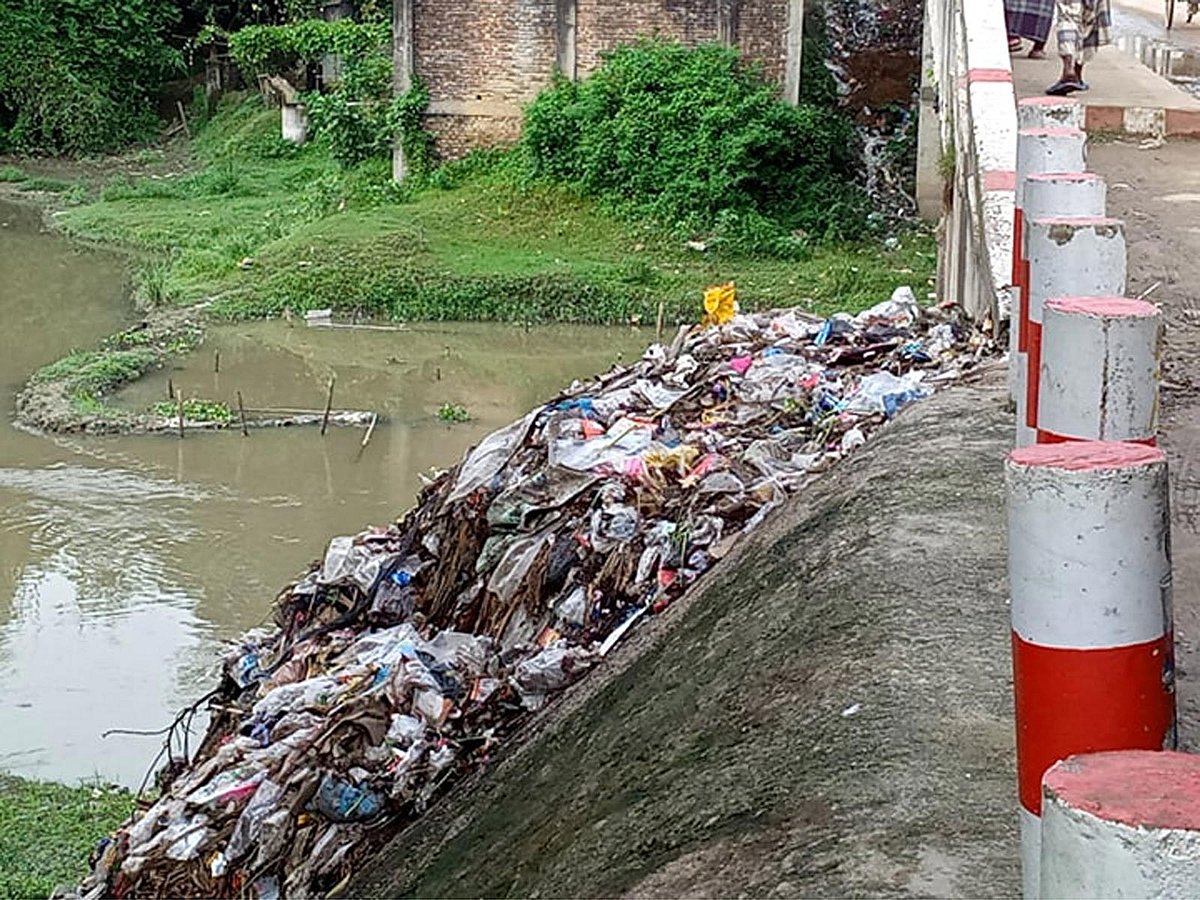 ফুলবাড়িয়ার নদীগুলো এভাবে দখল করা হয়েছে। ছবি: লেখক