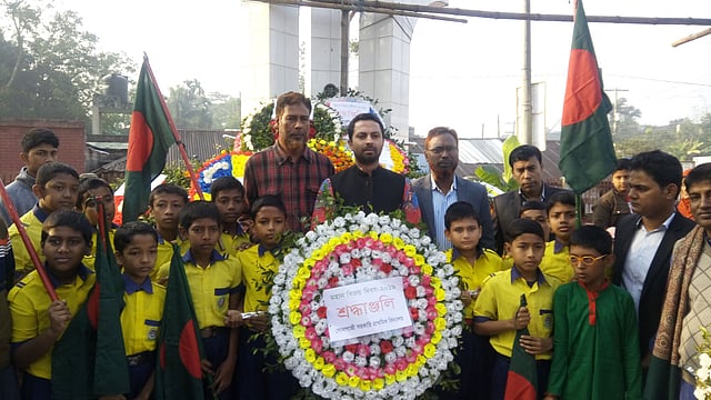 ফেনীর সোনাগাজীর কেন্দ্রীয় স্মৃতিসৌধে শহীদের শ্রদ্ধাঞ্জলি। ছবি: আমজাদ হোসাইন