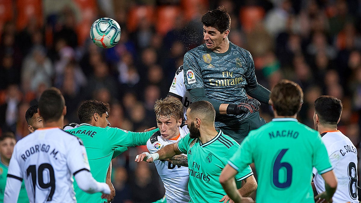 প্রতিপক্ষের গোলের সামনে হেড করছেন কোর্তোয়া, এমন দৃশ্য দেখার কথা কে কবে ভেবেছেন। ছবি: রিয়াল মাদ্রিদ টুইটার