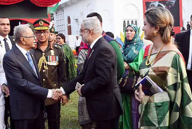 অতিথিদের সঙ্গে শুভেচ্ছা বিনিময় করেন রাষ্ট্রপতি আবদুল হামিদ। ঢাকা, ১৬ ডিসেম্বর। ছবি: পিআইডি