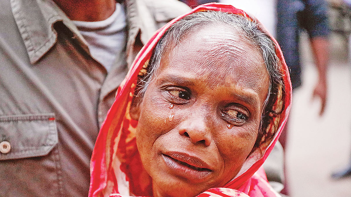 আগুনে দগ্ধ মোস্তাকিন মারা যান সকালে। ছেলের লাশ নিতে এসে কান্নায় ভেঙে পড়েন মা রোকেয়া বেগম। ছেলের সঙ্গে শেষবারের মতো কথা বলার সুযোগটুকুও হয়নি তাঁর। গতকাল ঢাকা মেডিকেলের মর্গে। ছবি: প্রথম আলো