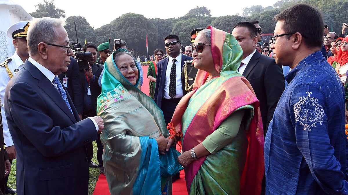 বঙ্গভবনে রাষ্ট্রপতি আবদুল হামিদ ও তাঁর স্ত্রী রাশিদা খানমের সঙ্গে শুভেচ্ছা বিনিময় করেন প্রধানমন্ত্রী শেখ হাসিনা। ঢাকা, ১৬ ডিসেম্বর। ছবি: পিআইডি