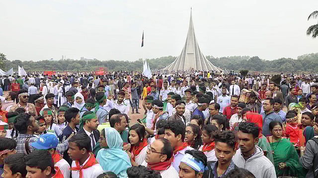 মহান বিজয় দিবসে সাভারের জাতীয় স্মৃতিসৌধে শ্রদ্ধা জানাতে মানুষের ঢল। ছবি: সাইফুল ইসলাম