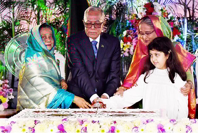 রাষ্ট্রপতি আবদুল হামিদ ও তাঁর স্ত্রী রাশিদা খানম বিজয় দিবস উপলক্ষে বঙ্গভবনে আয়োজিত সংবর্ধনা অনুষ্ঠানে কেক কাটেন। প্রধানমন্ত্রী শেখ হাসিনা এ সময় উপস্থিত ছিলেন। ঢাকা, ১৬ ডিসেম্বর। ছবি: পিআইডি