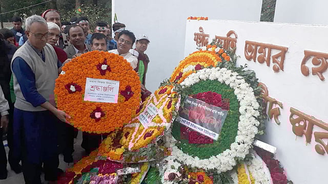 মহান বিজয় দিবসে চট্টগ্রাম কেন্দ্রীয় শহীদ মিনারে ফুল দিয়ে শ্রদ্ধা জানান বিভিন্ন শ্রেণি-পেশার মানুষ। ছবি: জুয়েল শীল