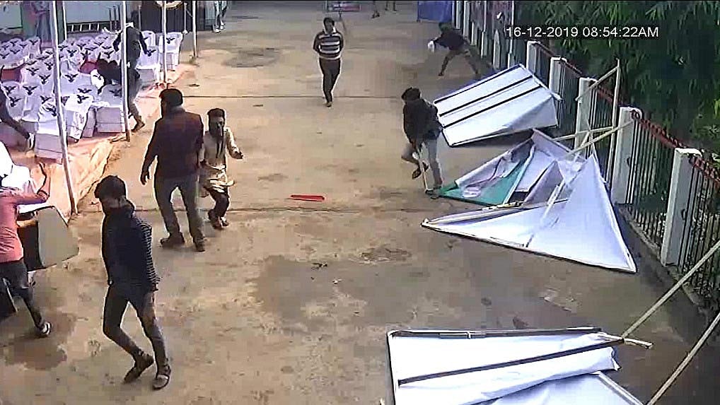 বিজয় দিবসের অনুষ্ঠানে হামলা চালায় দুর্বৃত্তরা। জেলা পরিষদ, ব্রাহ্মণবাড়িয়া, ১৬ ডিসেম্বর। ছবি: ইউএনবির সৌজন্যে