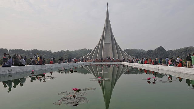 মহান বিজয় দিবসে সাভারের জাতীয় স্মৃতিসৌধে সর্বস্তরের মানুষের শ্রদ্ধা। ছবি: সাইফুল ইসলাম