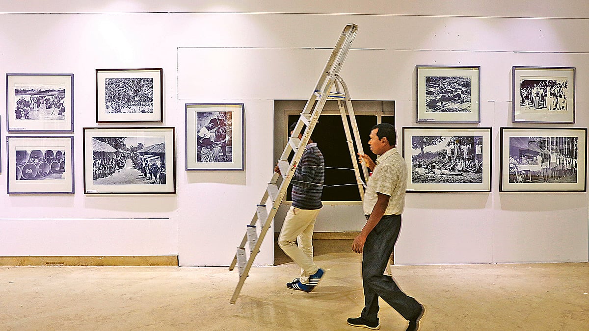 মহান বিজয় দিবস উপলক্ষে জাতীয় জাদুঘরে বিশেষ প্রদর্শনীর চলছে শেষ মুহূর্তের প্রস্তুতি। গতকাল বিকেলে।  ছবি: প্রথম আলো