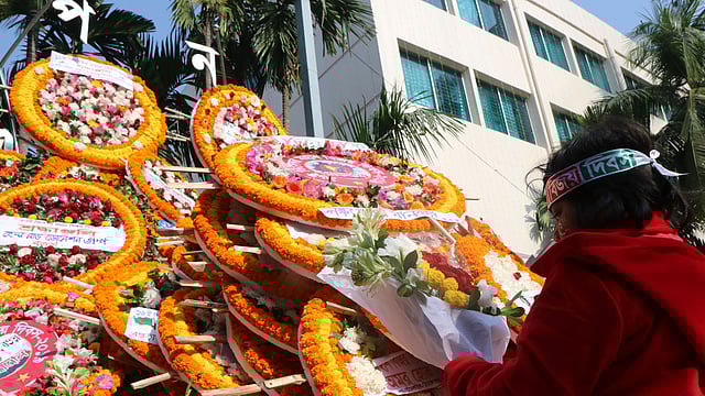 বগুড়ার শহীদ খোকন পার্কের কেন্দ্রীয় শহীদ মিনারে ফুল দিচ্ছে এক শিশু। ছবি: সোয়েল রানা