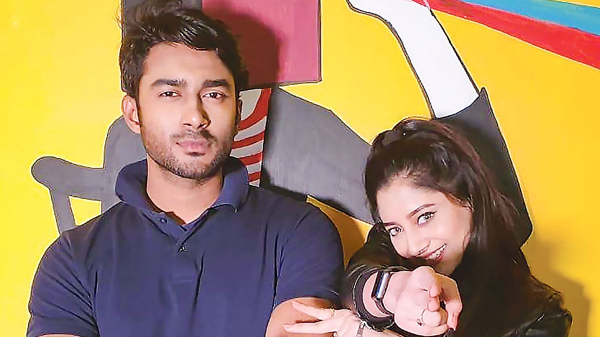 রোশান ও পূজা চেরী। ছবি: সংগৃহীত