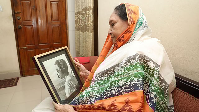 স্বামী এ টি এম আলমগীরের ছবি হাতে স্ত্রী নাদিরা আলমগীর। ছবি: আবদুস সালাম