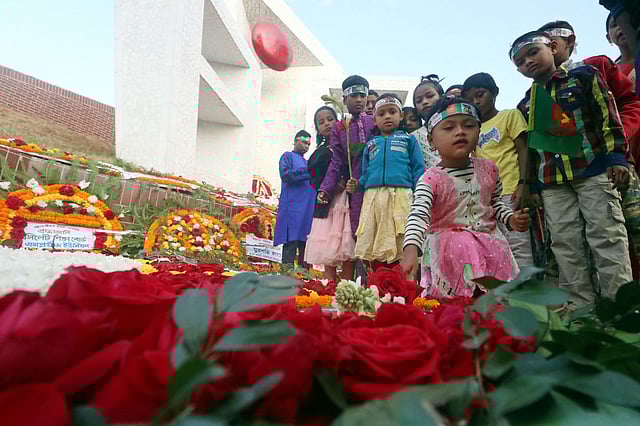 সিলেট কেন্দ্রীয় শহীদ মিনারে শিশুদের শ্রদ্ধা। ছবি: আনিস মাহমুদ