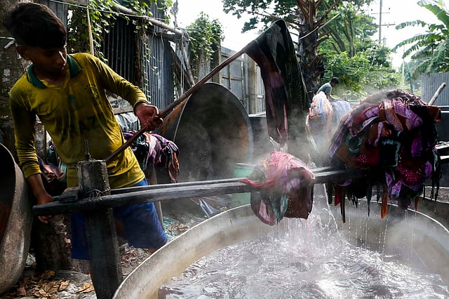গরম পানির সাহায্যে বিশেষ পদ্ধতিতে চলছে রং করার কাজ।