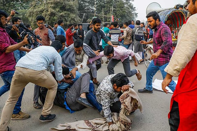 একপর্যায়ে ডাকসু নেতা-কর্মীরাও তাঁদের ওপর চড়াও হন।